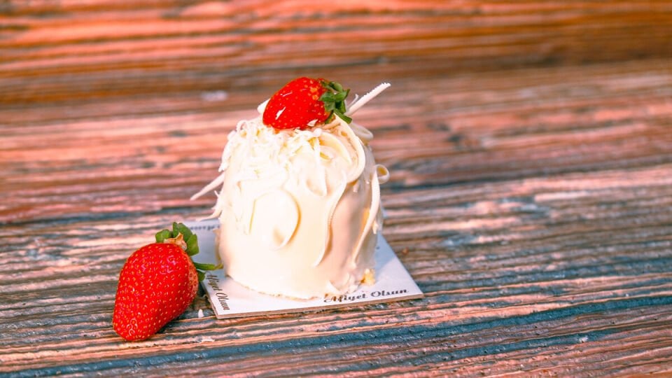 Çilekli Babaroski Yaş Pasta